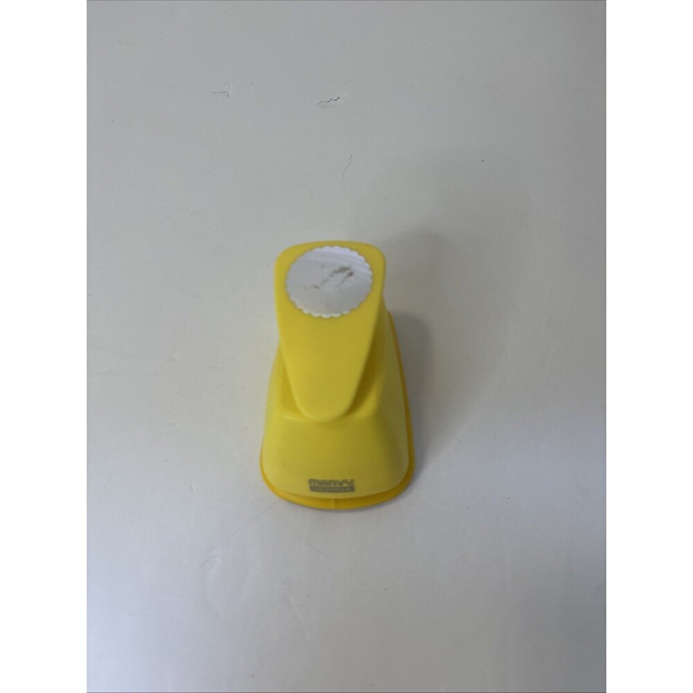 Marvy Uchida Paper Punch Scalloped Circle 1 1/2" Yellow